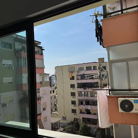 Modern Near Center Daire