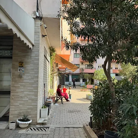 Modern Near Center Daire